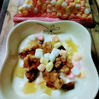 カラフルミニマシュマロ見て欲しくて上にも乗せちゃいました✨胡桃とパイナップルにマシュマロが美味しい(≧ڡ≦*)食後のお楽しみレシピ♡ごちそうさまでした♪